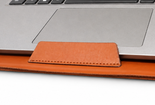 Geometry Pad anti-slip laptop retainer detail
